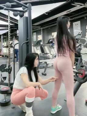 H宝宝性感肥美紧身瑜伽裤美女健身房直播