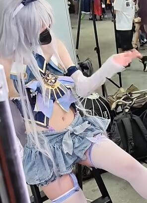 广州初物语漫展让coser们踩我才能拍大片