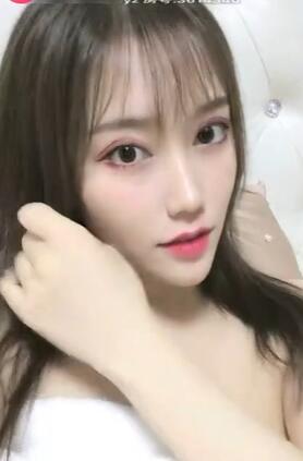 小姐姐洗完澡不睡觉开始玩直播