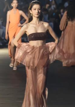 2025春夏深圳时装周Tony&tonys发布秀模特陈宝月