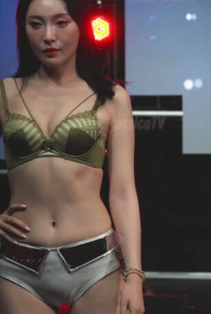 可爱但性感的白色紧身衣蕾丝内衣