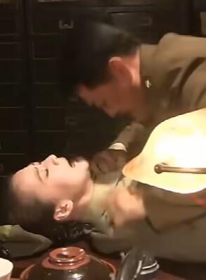 女军官被上峰按在了桌子上