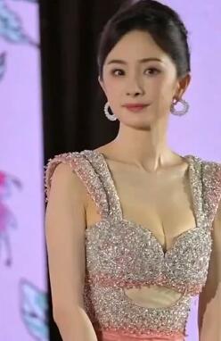 杨幂伞上都是橙子杨幂今日百果园品牌活动路透