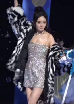 杨幂跨年表演上下摆动