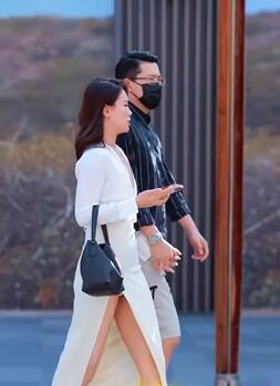 太古里开叉裙小美女,我们穿不起的潮鞋