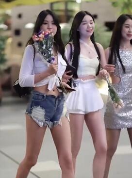 盘点街拍小姐姐美女,都在穿什么穿搭