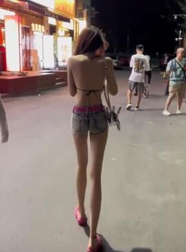 火辣性感小美女,都在穿什么潮鞋