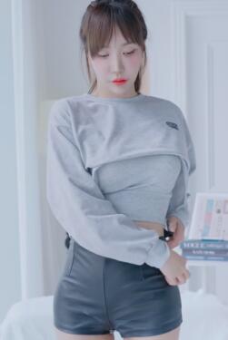 KYUL小姐姐的热裤过膝袜穿搭