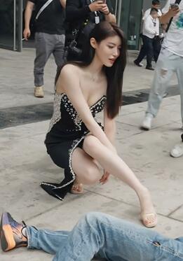 成都天气太热啦!陈忠祥的相机顶不住