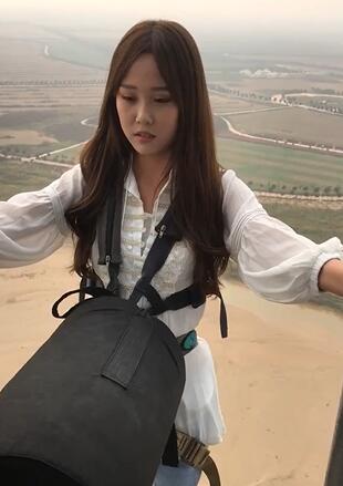 美女挑战蹦极太紧张