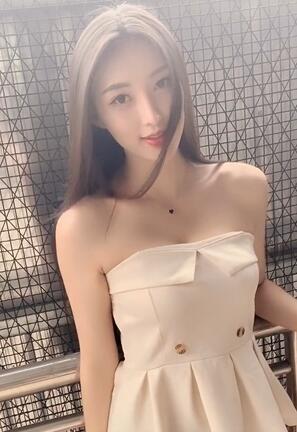 抹胸上衣搭包臀裙,喜欢美女的这身搭配吗?