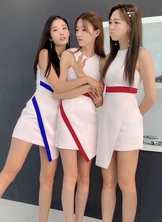 快手福利视频:三个美女你喜欢哪个呢?