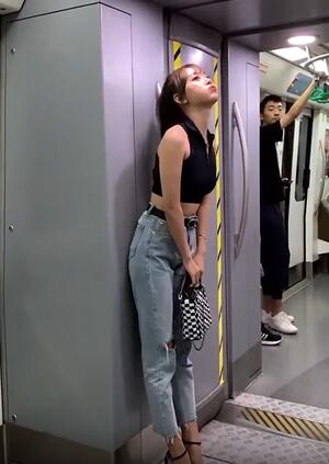 快手福利视频:地铁上见过这么漂亮的美女吗?