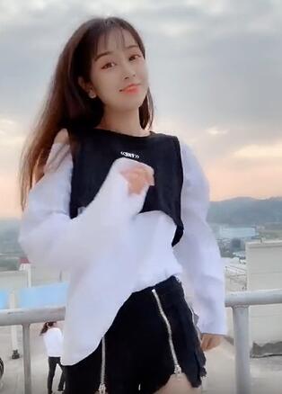 活泼可爱的一个小姐姐太调皮了,你喜欢吗