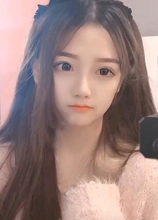 这个小美女甚是可爱,你猜她多大呢?