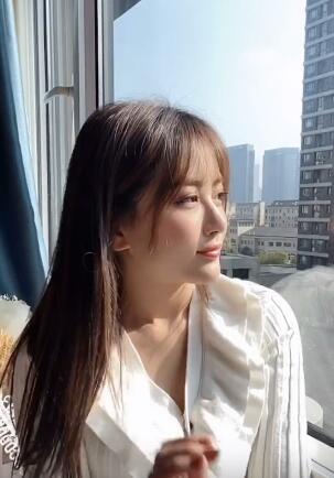 这个小姐姐是不是很有魅力呢?真是美得没天理了