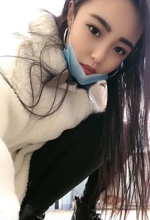 漂亮的小姐姐玩自拍 鞋子真亮眼