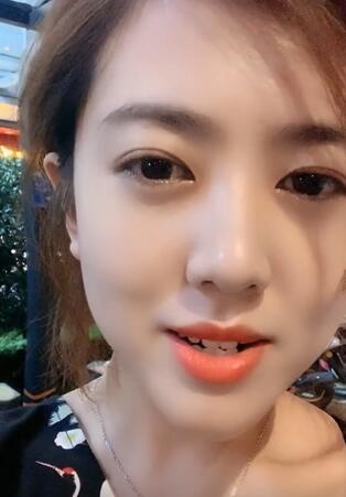 美女不但人漂亮,文采也很不错,这样的女孩你喜欢吗