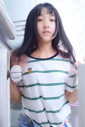 网红少女浴室洗澡自拍