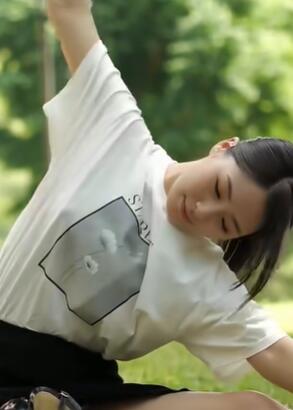 �ѻ鸾Ů�ڹ�԰�ﲻ��������չ̫�����