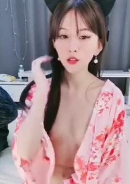 气质美女米拉,身材娇小非常