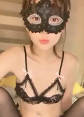 面罩网红女神 和纹身网友