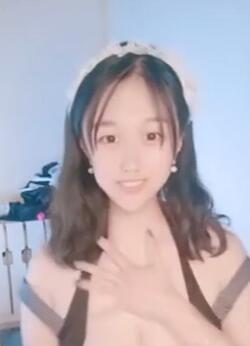 甜美酒窝小姐姐两个甩在外面