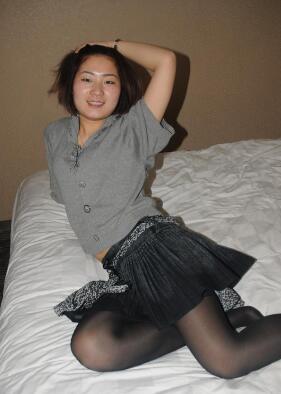 新人双飞少妇邓温茜32岁少妇茂密黑森林