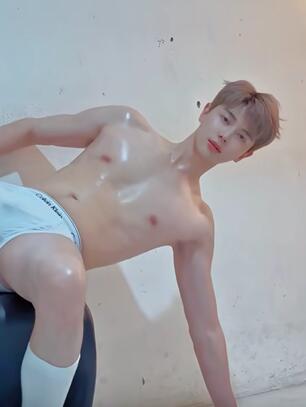 白皮体育生拍摄现场!IDMAN男生写真