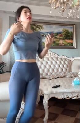 真空瑜伽裤美女健身直播回放,唇形明显