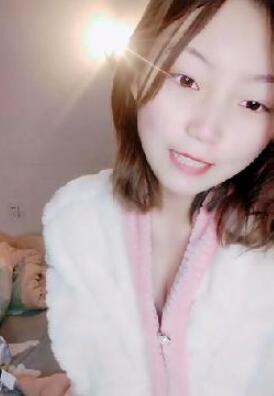 长相清纯的瘦小的妹子剃了白虎