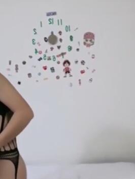 02年超嫩唇钉萌妹3P今日首秀连体网袜