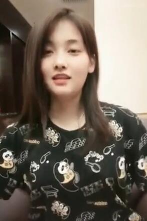 还在念书的18岁无敌清纯妹子为了赚学费生活费