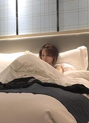 约了个白色短裙妹子再加钟继续