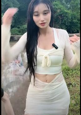 玩水美女主播 短裙美女玩水 白色短裙