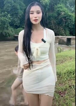 非常漂亮女主播在玩水
