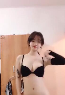 花臂纹身美少女小男友居家坚挺白嫩