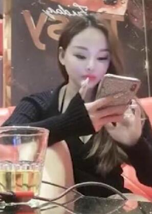 胖哥探花KTV点了两公主陪玩大厅里直播