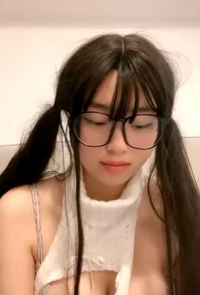 双马尾清纯呆萌妹妹文静乖巧