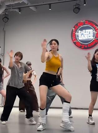 美女舞蹈慌的太厉害分享