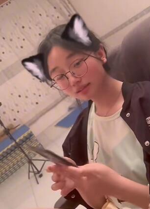 高中眼镜妹不戴口罩