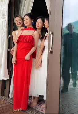 光脚新娘和伴娘拍摄