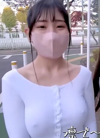 美女散步 透露学外语的福利