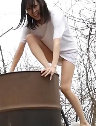 日美女雪中挑战铁桶浴