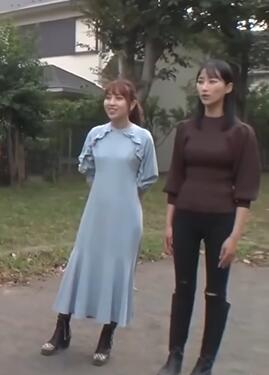 美女们在公园 肆无忌惮玩铁棒