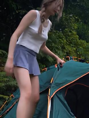 美女户外露营 一顶帐篷 深入森林