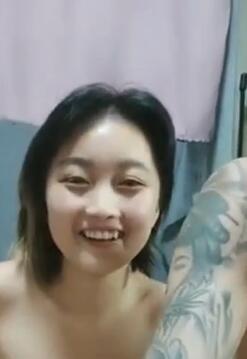 技校小妹19岁小萝莉跟两个纹身猛男玩