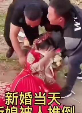 新娘子被伴郎团强吻,新郎有心无力