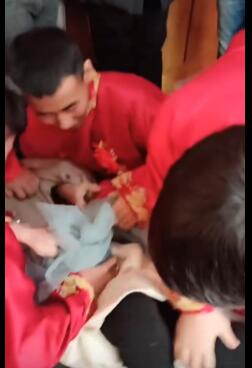 这种婚闹是真的过份了,你们真的是找鞋子的吗