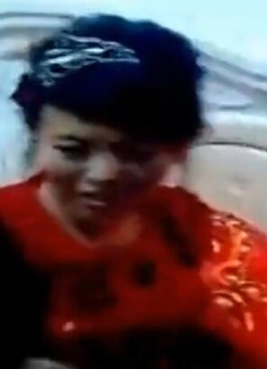 新娘被强吻,现在的闹婚可真过分